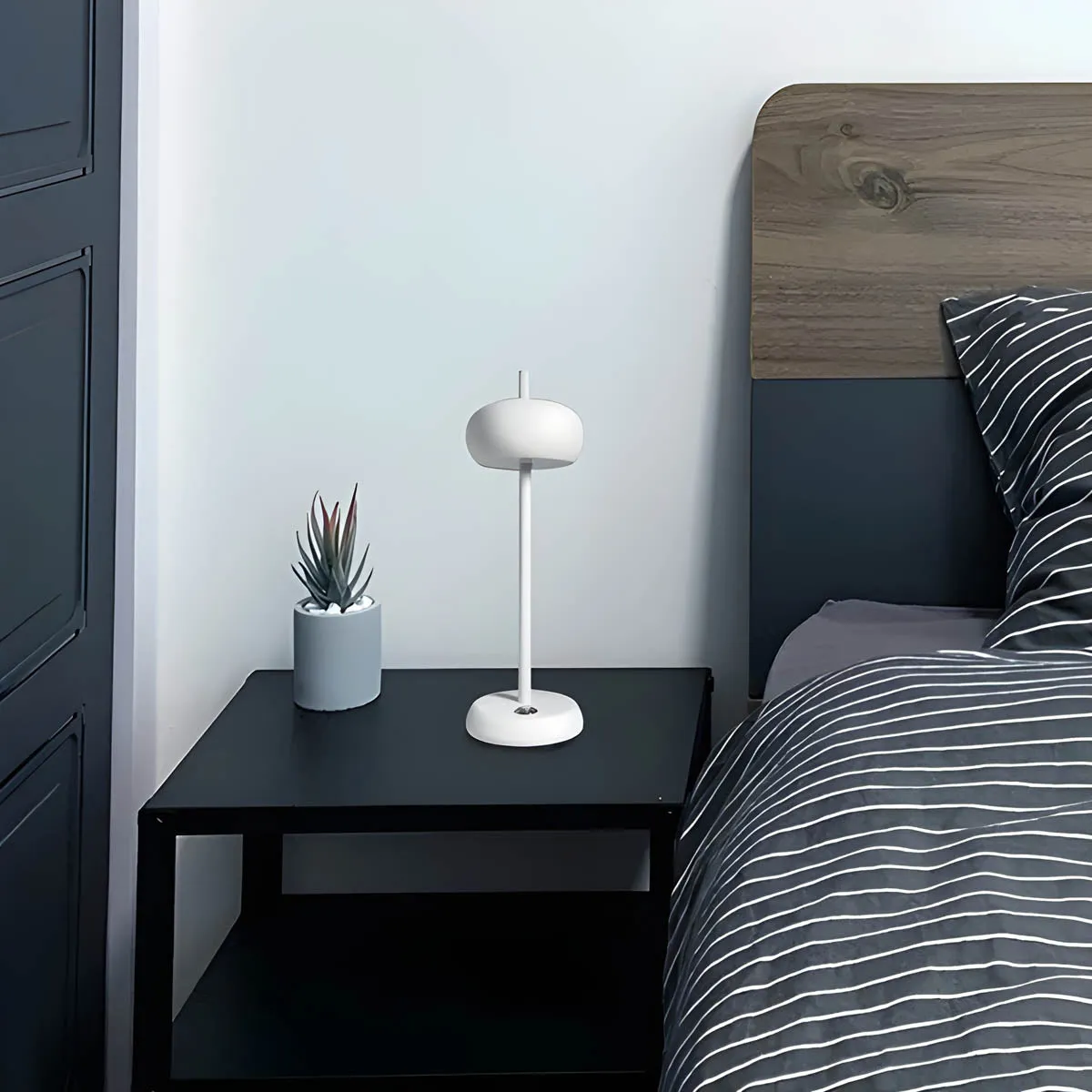 RINE Table Lamp – Minimalist Elegance with Adjustable LED Lighting